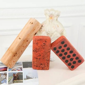 ПОДУШКА В ФОРМЕ КИРПИЧА С ДЕКОРАТИВНОЙ ИГРУШКОЙ