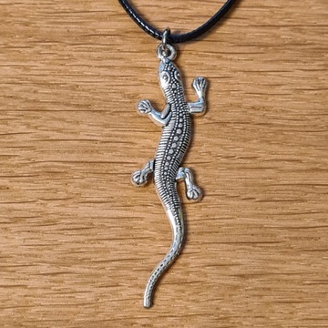 PIĘKNY NASZYJNIK METALOWY JASZCZURKA POSREBRZANY WISIOREK