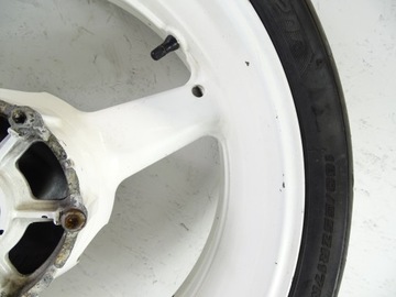 Yamaha R6 RJ03 возле задней части обода