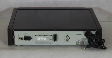 Akai AT-M659 хороший тюнер, бока деревянные.