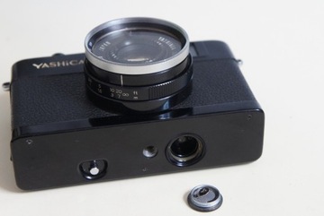 Аналоговая камера YASHICA 35-ME в чехле.