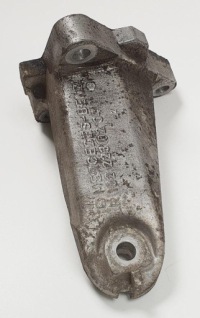 фото thumb №1, Кронштейн двигуна mercedes w124 w201 2.3 r1022236204