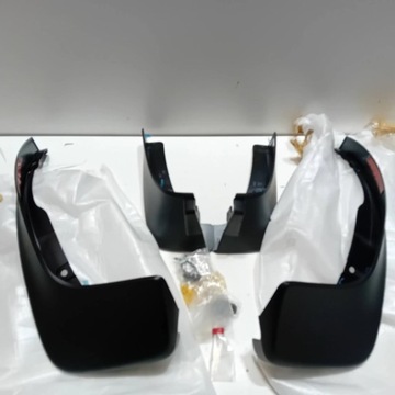 SUZUKI IGNIS III 16- КОМПЛЕКТ БРЫЗГОВИКОВ ЗАДНИХ ПЕРЕДНИХ, НОВЫЙ OEM