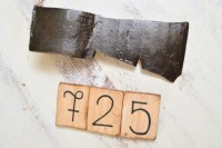 Старинный кованый топор топорище 1,25 кг sig.