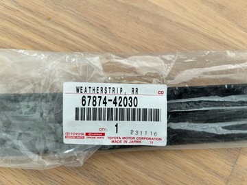 67874-42030 Уплотнитель двери левой задней Toyota Rav4 V18-24 новый оригинал