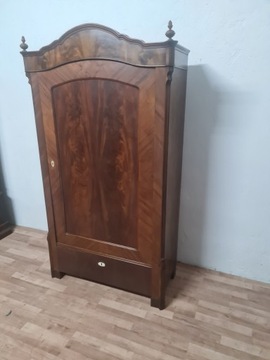 Красивый старый льняной шкаф