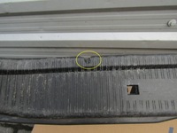 фото thumb №10, 5 mercedes w202 sedan пластик защита поперечина заднего замка багажника