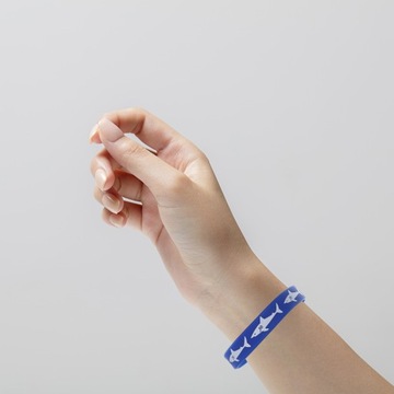 БРАСЛЕТ BLUE SHARK, ПЕРСОНАЛИЗИРОВАННЫЙ НА ЗАПЯСТЬЕ