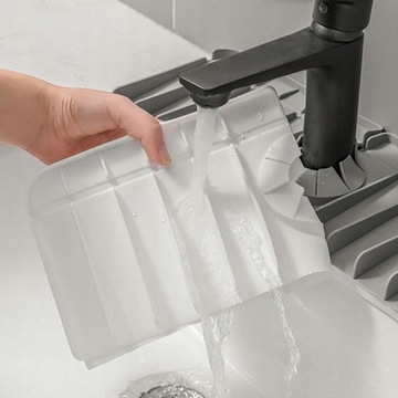 Коврик для сбора капель воды из крана, продолжающий сохнуть, серый