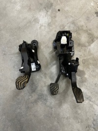 фото thumb №1, Педали тормоза газа сцепления механическая коробка передач dacia duster ii 2