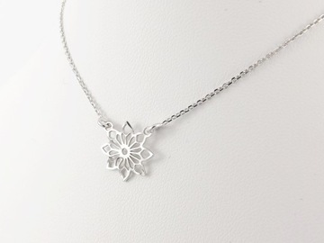 Серебряное колье 925 пробы с ажурным цветком знаменитости