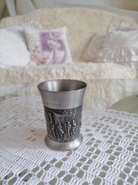 Маленький жестяной стакан