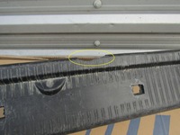 фото thumb №8, 5 mercedes w202 sedan пластик защита поперечина заднего замка багажника