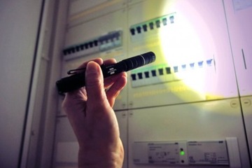 ПРОВЕРКА АККУМУЛЯТОРНАЯ СВЕТОДИОДНАЯ РУЧНАЯ ФОНАРЬ БЕЛАЯ 200 ЛМ РАБОЧЕЕ ЗАРЯДНОЕ УСТРОЙСТВО