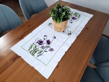 Biały BIEŻNIK Haftowany 40/85 Bieżnik Wiosenny Kolorowy FIOLETOWE KWIATY
