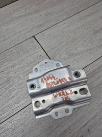 фото thumb №1, 14644. defender ii кронштейн pas правый l8b2-101n00-ad