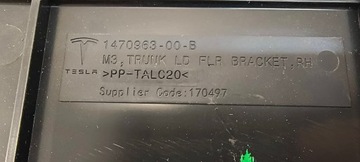 фото thumb №8, Кріплення кронштейн покриття багажника праві tesla модель 3 рестайлінг