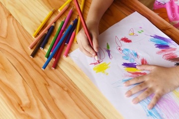 БОЛЬШОЙ НАБОР ПРОФЕССИОНАЛЬНЫХ ЦВЕТНЫХ КАРАНДАШЕЙ 80 цветов в МАГНИТНОМ ЧЕХОЛЕ