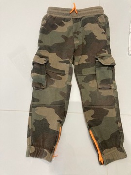 Комплект одежды: футболка, 104 см, брюки Zara, 122 см.