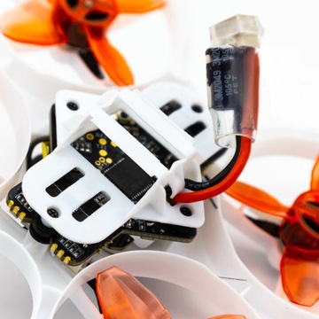 FPV-дрон Emax EZ Pilot Pro готов к полету с контроллером и очками