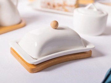 Фарфоровая масленка с крышкой на бамбуковой доске Altom Design Regular.