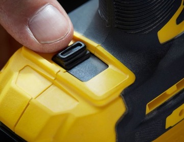 STANLEY Ударная отвертка V20 2x2,0 Ач SFMCF820D2K