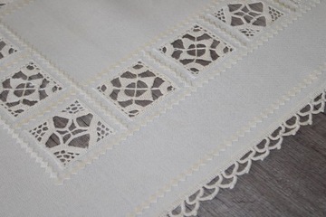 Структурированная настольная дорожка с вышивкой и крючком.