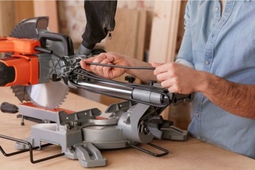 Piła tarczowa ukosowa 1600W 216mm Black&Decker BES700 + Stół, 2x Tarcza
