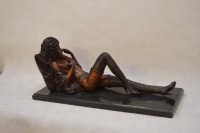 ЖЕНЩИНА на подушке в бронзовом нюдовом костюме GORSECE CUSHING