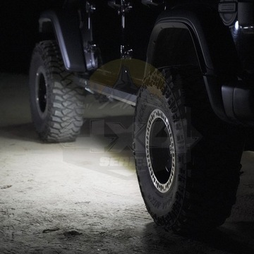 Стальные пороги с подсветкой, установленные на раму Jeep Wrangler JL