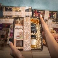 маленькая подарочная корзина чай мед подарок