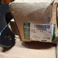 фото thumb №3, Оригінальний лівий передній кронштейн osi land rover defender lr068818