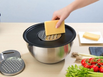 Набор из 4 мисок с крышками и стальными терками.