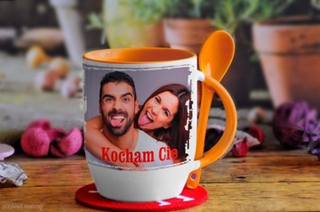 красочная кружка с принтом и ложкой