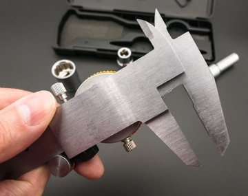 VOREL DOKŁADNA SUWMIARKA ZEGAROWA 150 MM 0,02 MM