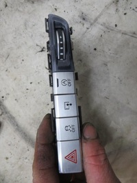 фото thumb №1, Кнопка світла аварійних audi a8 d4