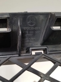 фото thumb №16, Mercedes-benz a w176 2013 решітка вентиляційна pod бампером заднім