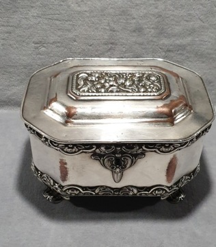 Норблинская сахарница с ключом, 19 век.
