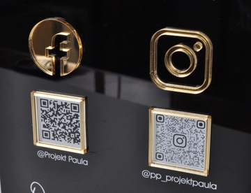 tabliczka z plexi czarnej z nadrukiem social media QR kod 16x23cm