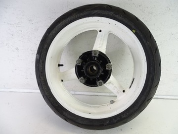 Yamaha R6 RJ03 возле задней части обода