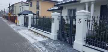 Бетонные заборы, стены двора, стильные, гладкие блоки.