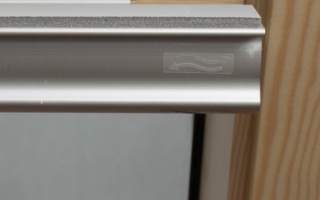 VELUX GLL 1061 MK08 78x140 мансардное окно с тройным остеклением