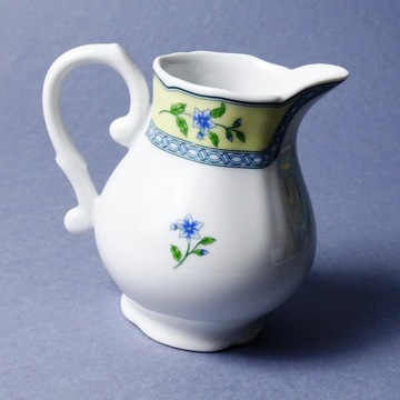 КРАСИВАЯ МОЛОЧНИЦА, МАЛЕНЬКИЙ ФАРФОРОВЫЙ КУВШИН