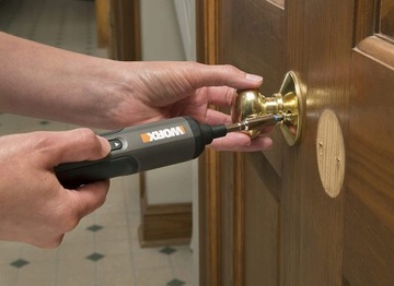 Набор WORX WX038 вертикальный пылесос + аккумуляторная отвертка WX240 4 В 1,5 Ач