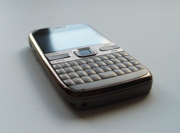 Мобильный телефон Nokia E72 128 МБ / 256 МБ 3G золотой