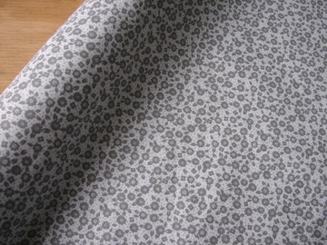 MATERIAŁ łączka kwiatki/kropka granat nr 70 szer.1,60 m