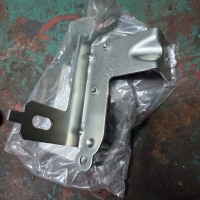 фото thumb №1, Atego axor засов замок zabezpiczenie кронштейн кронштейн капот решётка решётка радиатора