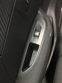 фото thumb №1, Переключатель стекло задняя l/p peugeot 2008 ii 19-