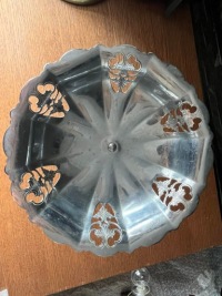 Старая металлическая пластина на ноге