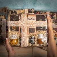 большая ПОДАРОЧНАЯ КОРЗИНА с чаем и шоколадом и медом